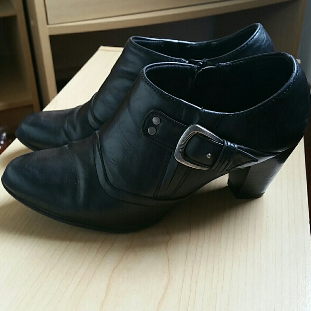 Black Ankle Boots by Life Stride. Size 8W